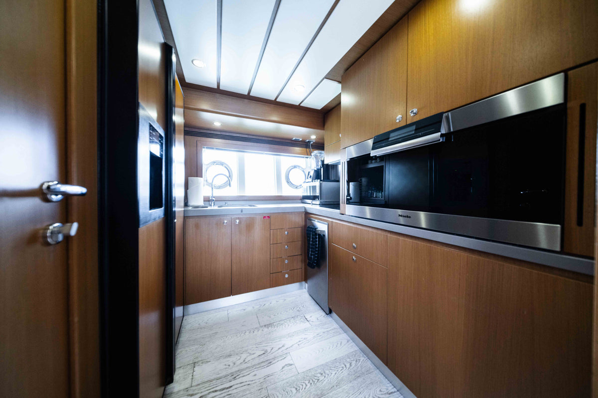 84' Ferretti Altura image 37