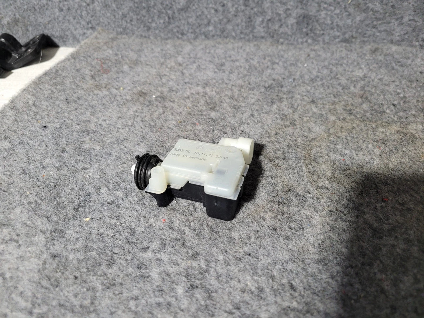 8M0178144 Actuator Latch