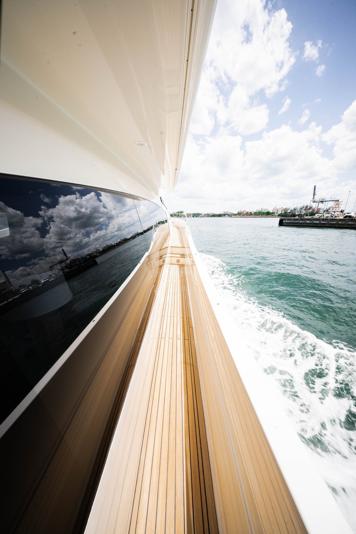 84' Ferretti Altura image 4