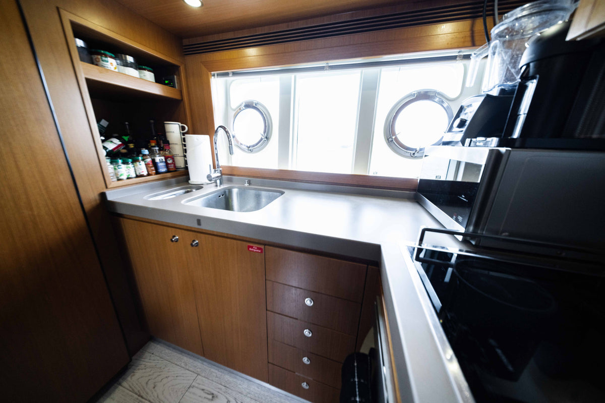 84' Ferretti Altura image 38