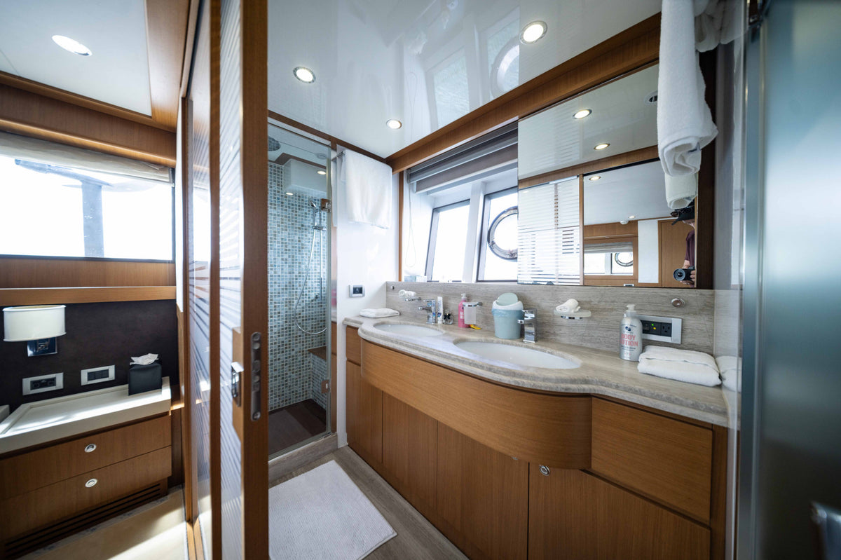 84' Ferretti Altura image 40