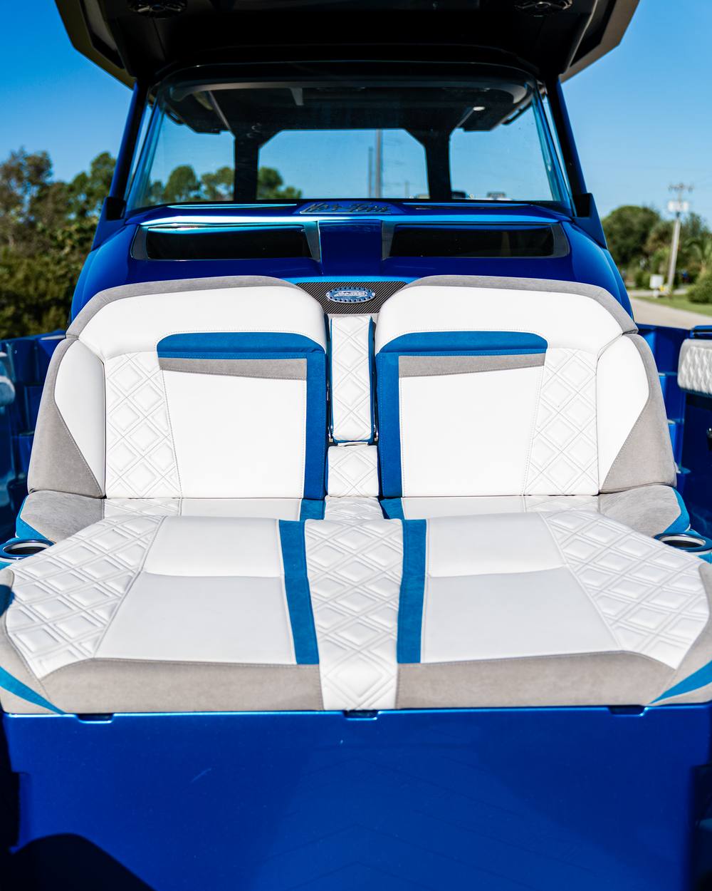 Nor-Tech 42 Eleven · Helm seating
